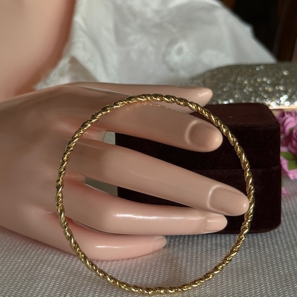 ⚜️ Elegant Twisted Rope Bangle – Timeless Gold-Tone Bracelet - Picture 3 of 6